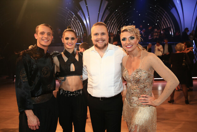 I FINALEN: Adelén Rusillo Steen og dansepartneren Benjamin Jayakoddy (t.v) stakk av med seieren i «Skal vi danse»-finalen lørdag kveld. Stian Thorbjørnsen og Alexandra Kakurina var fornøyde med andreplassen. Foto: Thomas Reisæter/ TV 2 I FINALEN: Adelén Rusillo Steen og dansepartneren Benjamin Jayakoddy (t.v) stakk av med seieren i «Skal vi danse»-finalen lørdag kveld. Stian Thorbjørnsen og Alexandra Kakurina var fornøyde med andreplassen. Foto: Thomas Reisæter/ TV 2